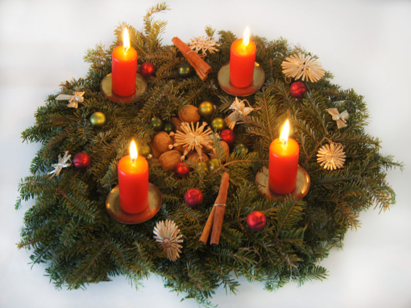 Image of advent wreath with lit candles.